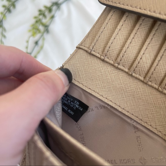 Michael Kors Beige Neutral Textured Leather Continental Long Snap Shut Wallet - Picture 14 of 14